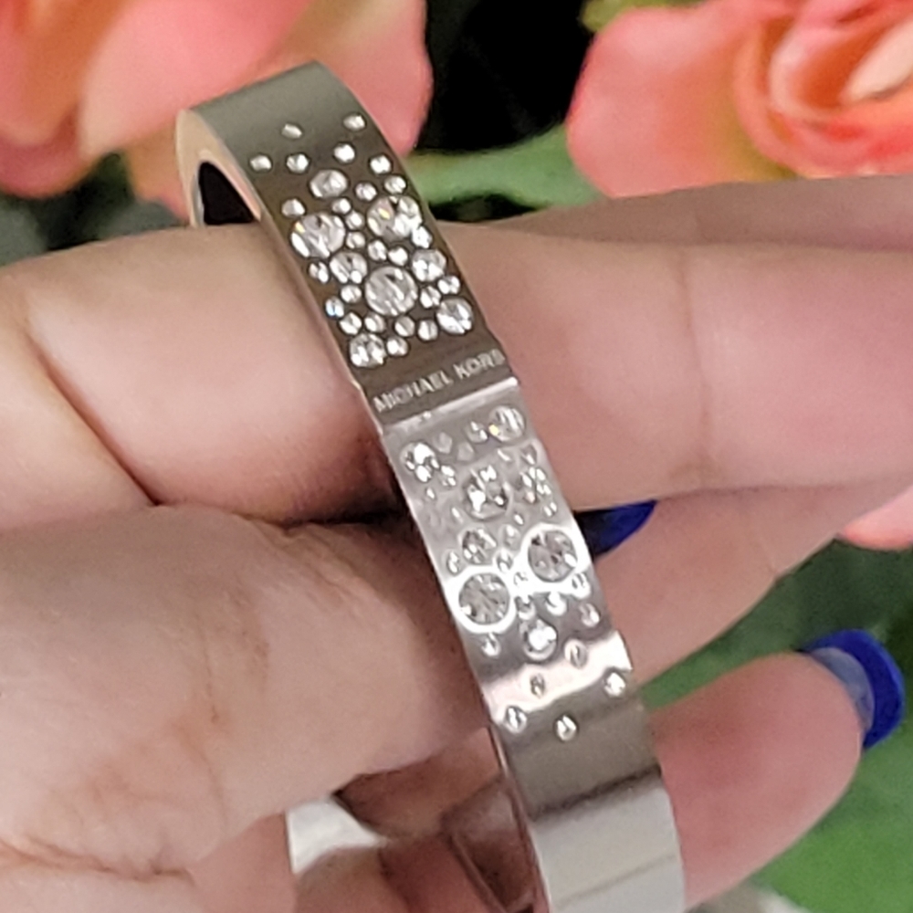 MICHAEL KORS CRYSTAL STONES HINGED BANGLE BRACELET IN GIFT BOX. 🎁 - Picture 6 of 9